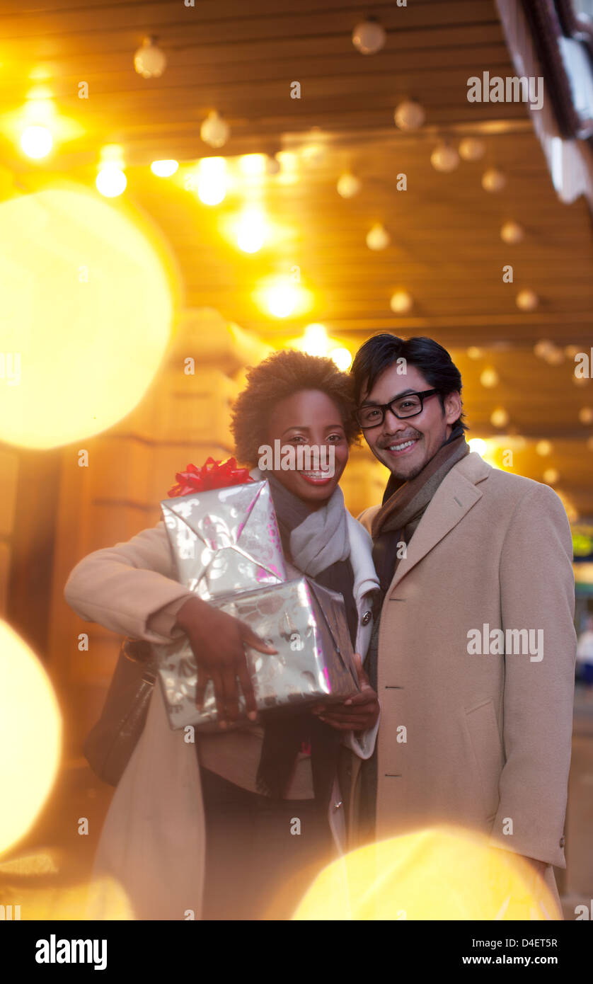 Paar mit verpackt Geschenke auf Stadtstraße Stockfoto