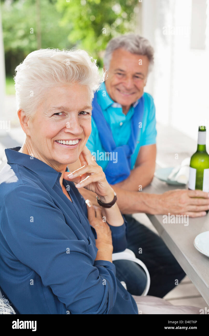 Paar lächelnd zusammen am Tisch Stockfoto