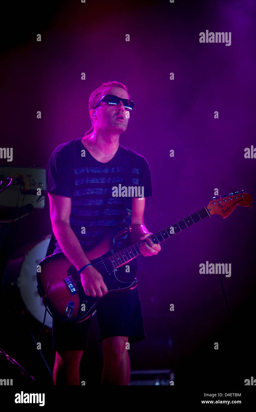 Jules De Martino von The Ting Tings auf der Bühne beim V Festival, Chelmsford, Essex, UK Stockfoto