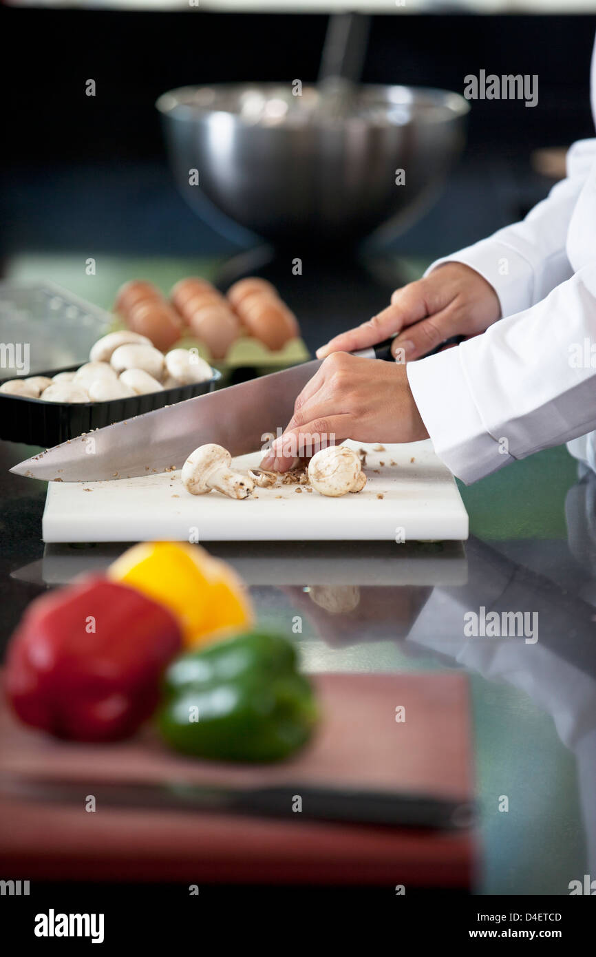 Chef Hacken Gemüse in der Küche des Restaurants Stockfoto