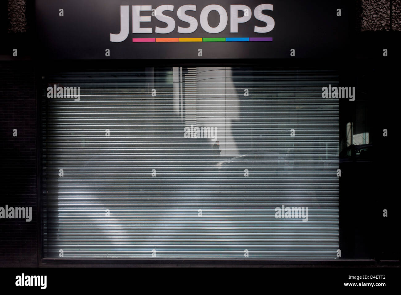 Die Metall Fensterläden sind unten auf der kürzlich geschlossenen Jessops Fotogeschäft in einer Seitenstraße von der City of London, dem Herzen des Finanzviertels der Hauptstadt. Jessops speichern Schließungen gemacht über 1.350 Mitarbeiter überflüssig wenn schlossen sie sich zu Beginn des Jahres mit Administratoren PricewaterhouseCoopers zuzugeben, dass zumindest einige der 192 Geschäfte schließen würde. Andere High-Street-Ketten wie HMV und der video-Kette, Blockbuster auch zu Beginn des Jahres 2013 geschlossen. Stockfoto