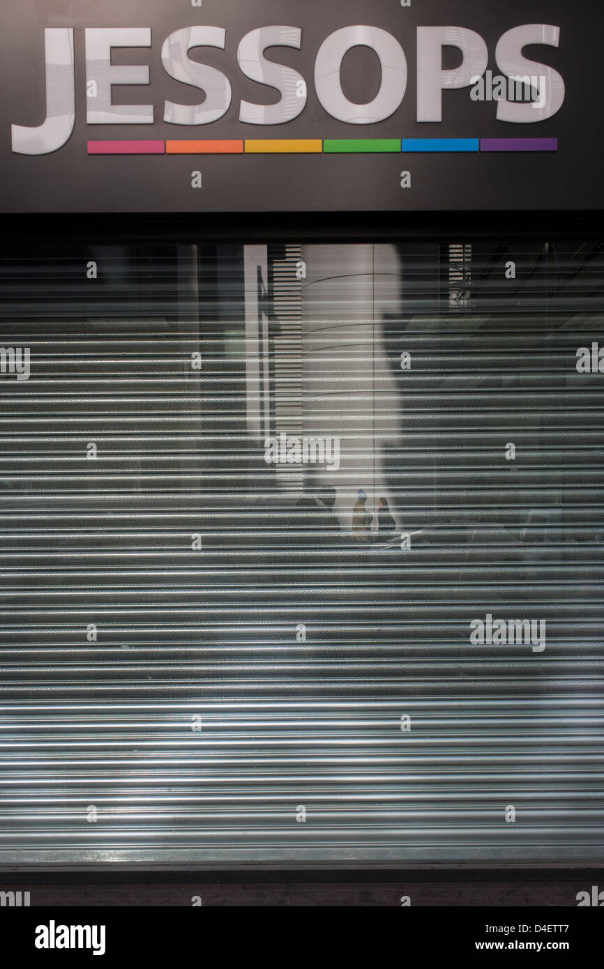 Die Metall Fensterläden sind unten auf der kürzlich geschlossenen Jessops Fotogeschäft in einer Seitenstraße von der City of London, dem Herzen des Finanzviertels der Hauptstadt. Jessops speichern Schließungen gemacht über 1.350 Mitarbeiter überflüssig wenn schlossen sie sich zu Beginn des Jahres mit Administratoren PricewaterhouseCoopers zuzugeben, dass zumindest einige der 192 Geschäfte schließen würde. Andere High-Street-Ketten wie HMV und der video-Kette, Blockbuster auch zu Beginn des Jahres 2013 geschlossen. Stockfoto
