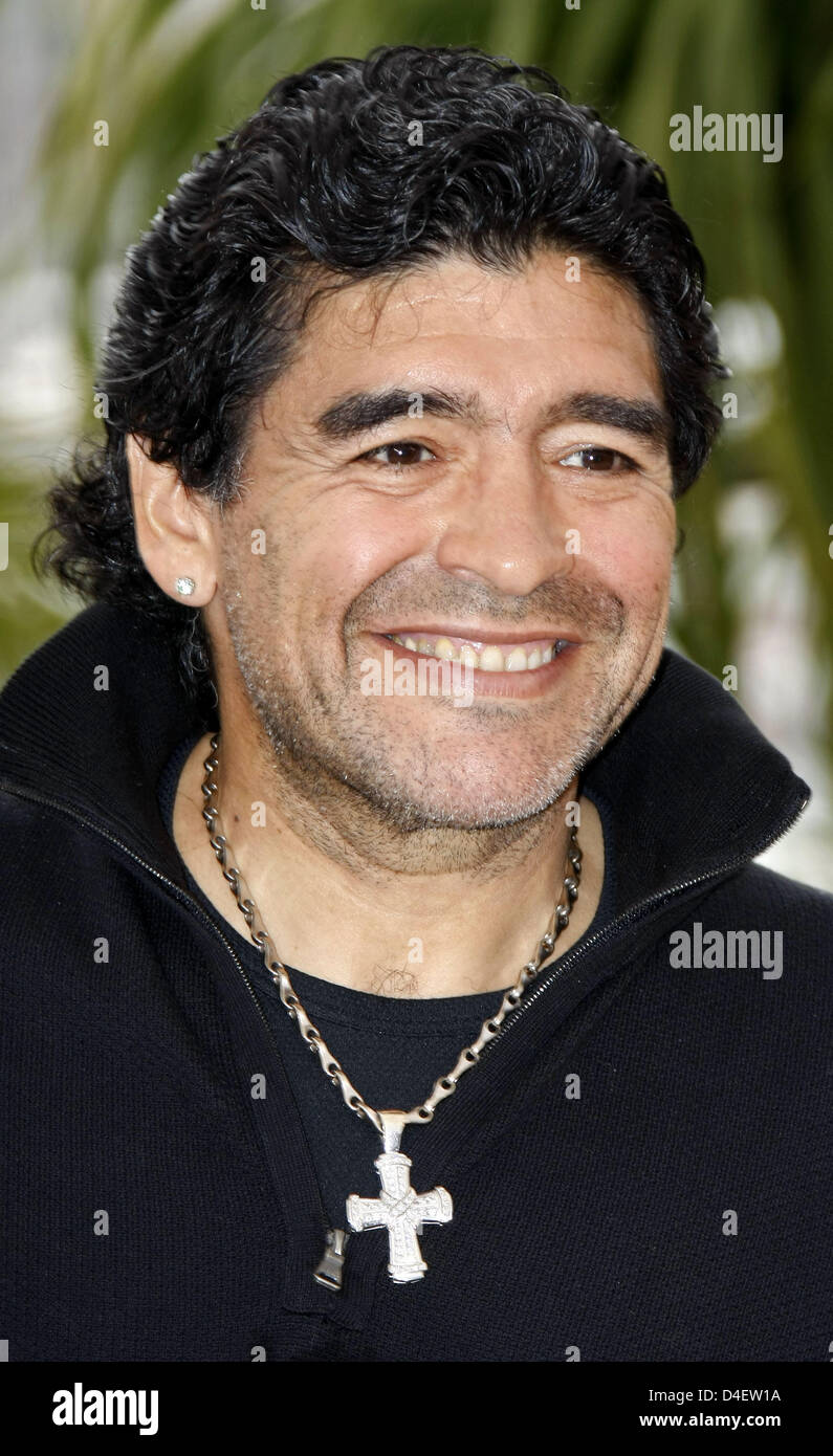 Ehemaliger argentinischer Fußballspieler Diego Maradona stellt während der Fototermin für den Dokumentarfilm "Maradona" läuft außer Konkurrenz bei den 61. Filmfestspielen in Cannes, Frankreich, 20. Mai 2008. Foto: Hubert Boesl Stockfoto