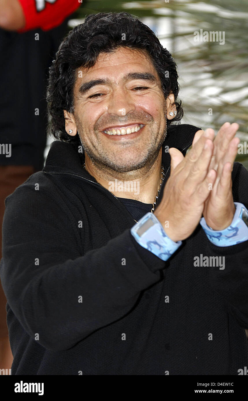 Ehemaliger argentinischer Fußballspieler Diego Maradona stellt während der Fototermin für den Dokumentarfilm "Maradona" läuft außer Konkurrenz bei den 61. Filmfestspielen in Cannes, Frankreich, 20. Mai 2008. Foto: Hubert Boesl Stockfoto