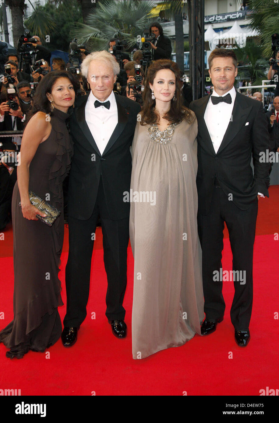 (LR) Dina Ruiz, Mann Regisseur Clint Eastwood, Angelina Jolie und Brad