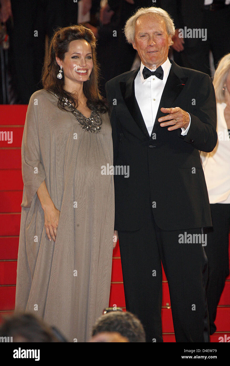 US-Schauspielerin Angelina Jolie und Regisseur Clint Eastwood lassen die Premiere von "The Exchange" Palais des Festivals bei den 61. Filmfestspielen in Cannes, Frankreich, 20. Mai 2008. Foto: Hubert Boesl Stockfoto