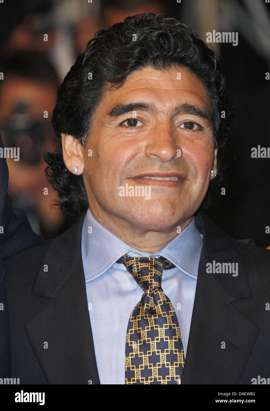 Ehemalige argentinische Fußballstar Diego Maradona kommt für die Premiere des Dokumentarfilms "Maradona" während der Filmfestspiele von Cannes am Palais des Festivals in Cannes, Frankreich, 20. Mai 2008. Foto: Hubert Boesl Stockfoto