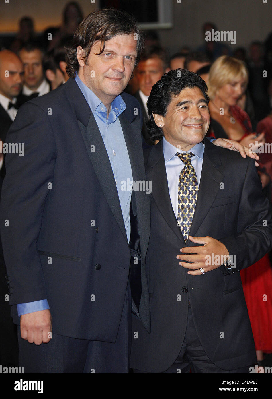 Ehemalige argentinische Fußballstar Diego Maradona (R) und Regisseur Emir Kusturica kommen für die Premiere des Dokumentarfilms "Maradona" während der Filmfestspiele von Cannes am Palais des Festivals in Cannes, Frankreich, 20. Mai 2008. Foto: Hubert Boesl Stockfoto