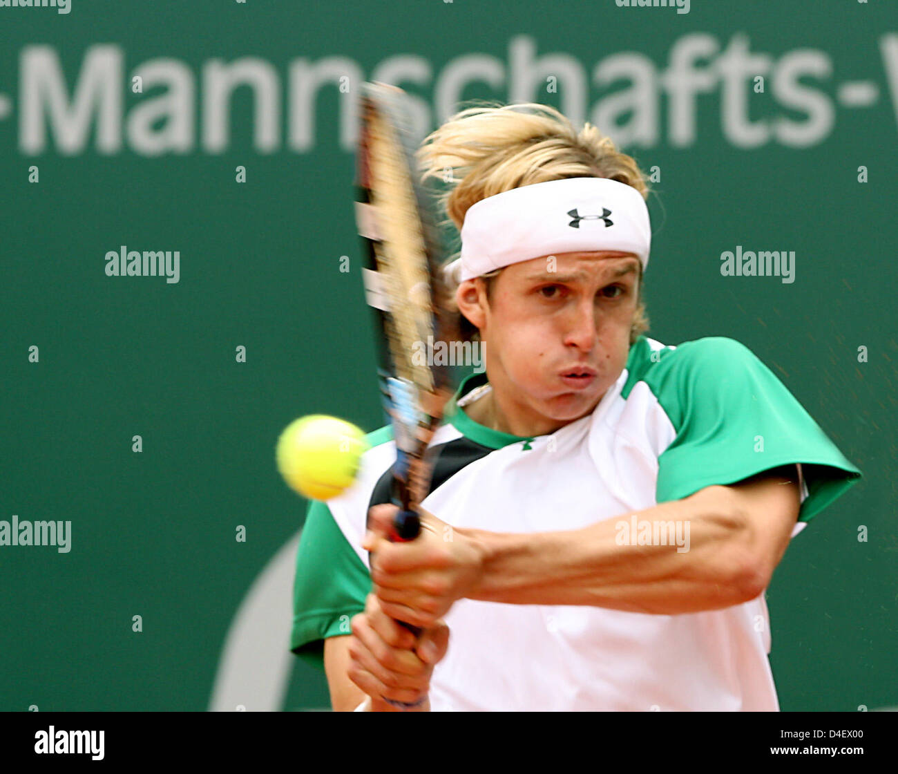 Igor Andreev Russlands kehrt eine Rückhand Philipp Kohlschreiber Deutschlands in ihrem ARAG ATP World Team Cup-Spiel Russland / Deutschland im Rochusclub Düsseldorf, Deutschland, 23. Mai 2008. Andreev besiegt Kohlschreiber 6-4, 6-3. Der Rochusclub veranstaltet jährlich die ATP-Team WM in diesem Jahr vom 18. bis 24 Mai stattfindet. Foto: ROLAND WEIHRAUCH Stockfoto