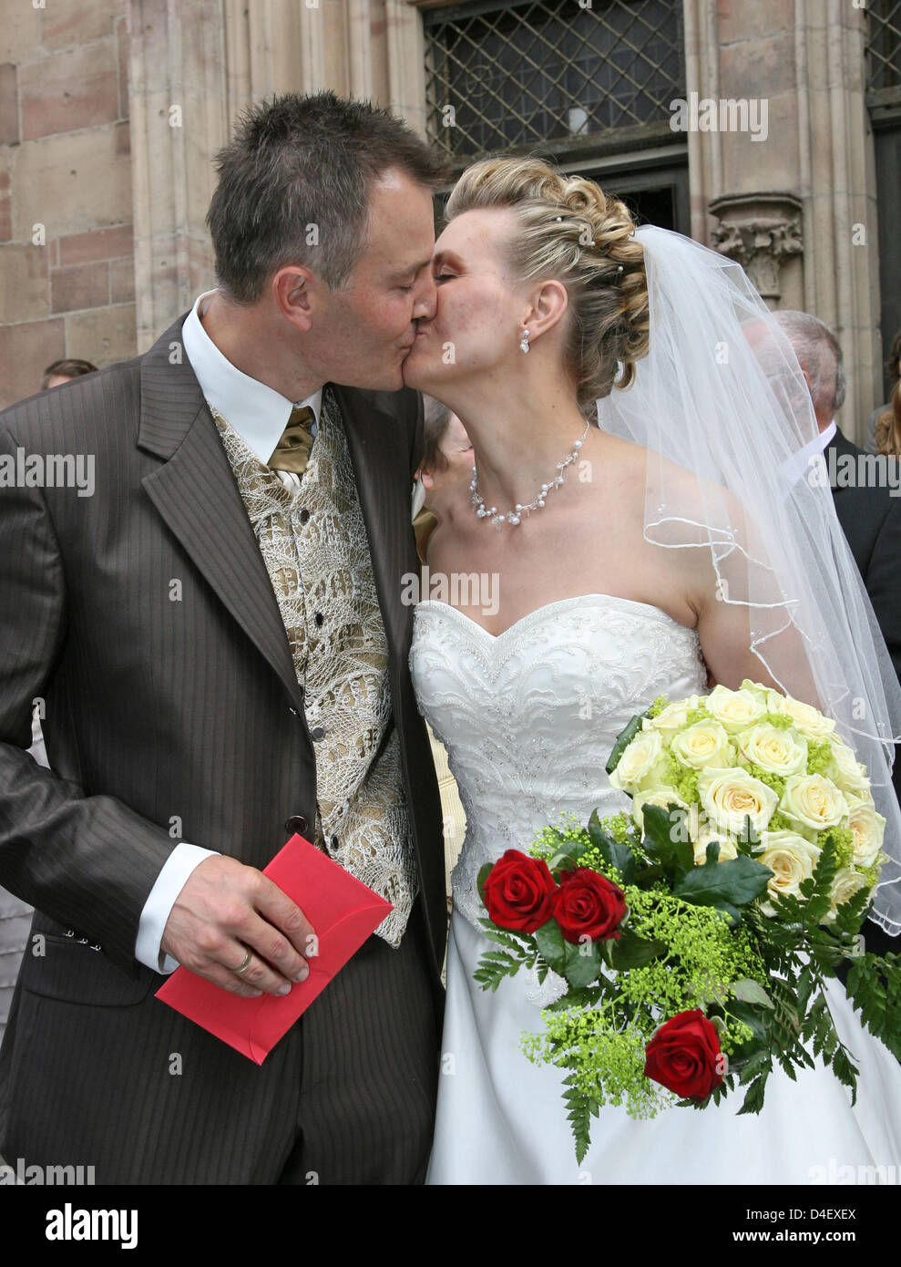 Deutsche dreimaligen Olympischen Biathlon Champion Sven Fischer (L) und seine Frau Doreen (R) verlassen die Kirche nach ihrer kirchlichen Trauung in Schmalkalden, Deutschland, 24. Mai 2008. Das Paar haben bereits vor einem Jahr standesamtlich geheiratet. Foto: MARTIN SCHUTT Stockfoto