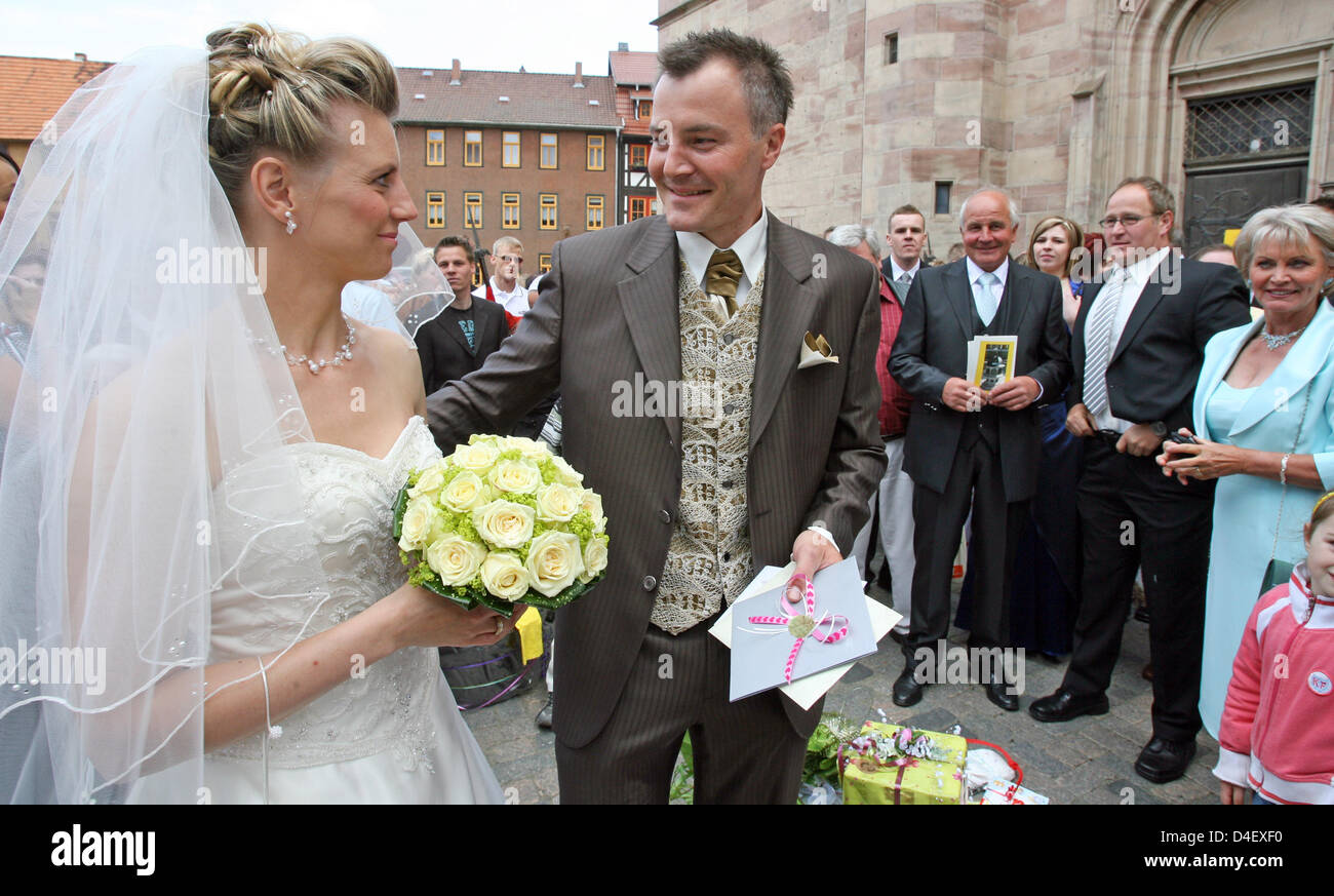Deutsche dreimaligen Olympischen Biathlon Champion Sven Fischer (C) und seine Frau Doreen (L) verlassen die Kirche, nachdem ihre kirchliche Trauung in Schmalkalden, Deutschland, 24. Mai 2008. Das Paar haben bereits vor einem Jahr standesamtlich geheiratet. Foto: MARTIN SCHUTT Stockfoto