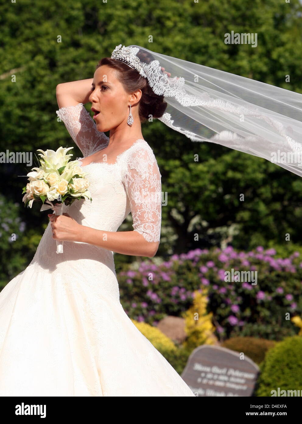 Marie Chevallier kommt in die Kirche für die Hochzeit mit Prinz Joachim von Dänemark in Mogeltonder, Dänemark, 24. Mai 2008. Foto: Kay Nietfeld Stockfoto