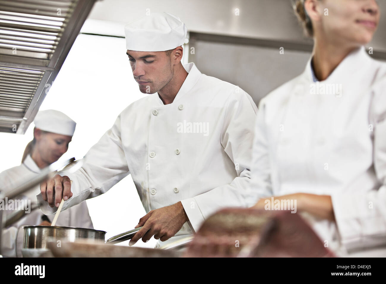 Köche kochen in der Küche des Restaurants Stockfoto