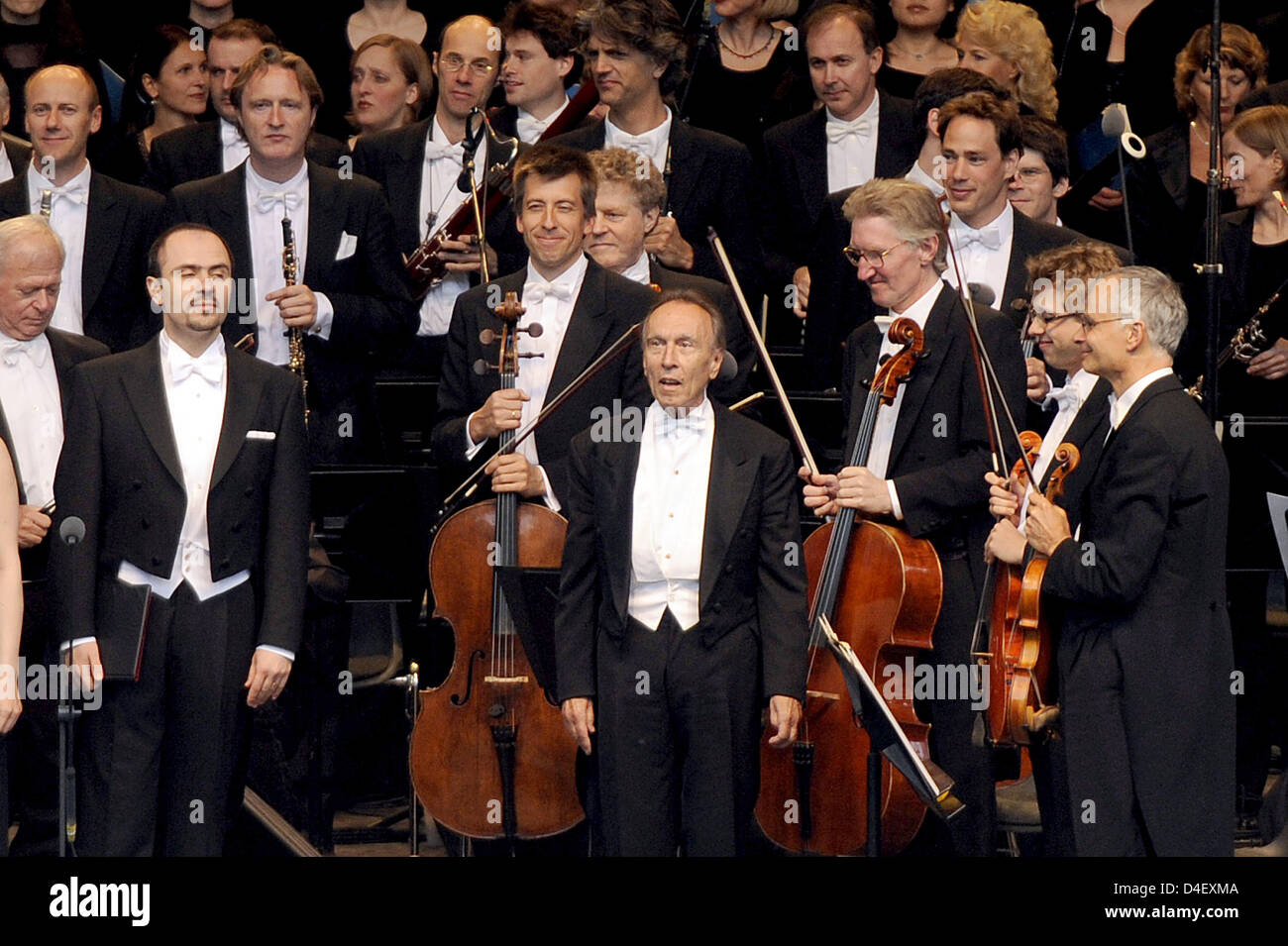 Claudio Abbado (C), den Dirigenten des Berliner Philharmonischen Orchesters auf der Bühne bei einem Konzert seines Orchesters auf der Waldbühne-Bühne in Berlin, Deutschland abgebildet ist, 24. Mai 2008. Nach einem Brand im Konzertsaal des Orchesters wurde beschlossen, das Konzert auf der Bühne bei einem Berliner Wald zu verschieben. Foto: BRITTA PEDERSEN Stockfoto