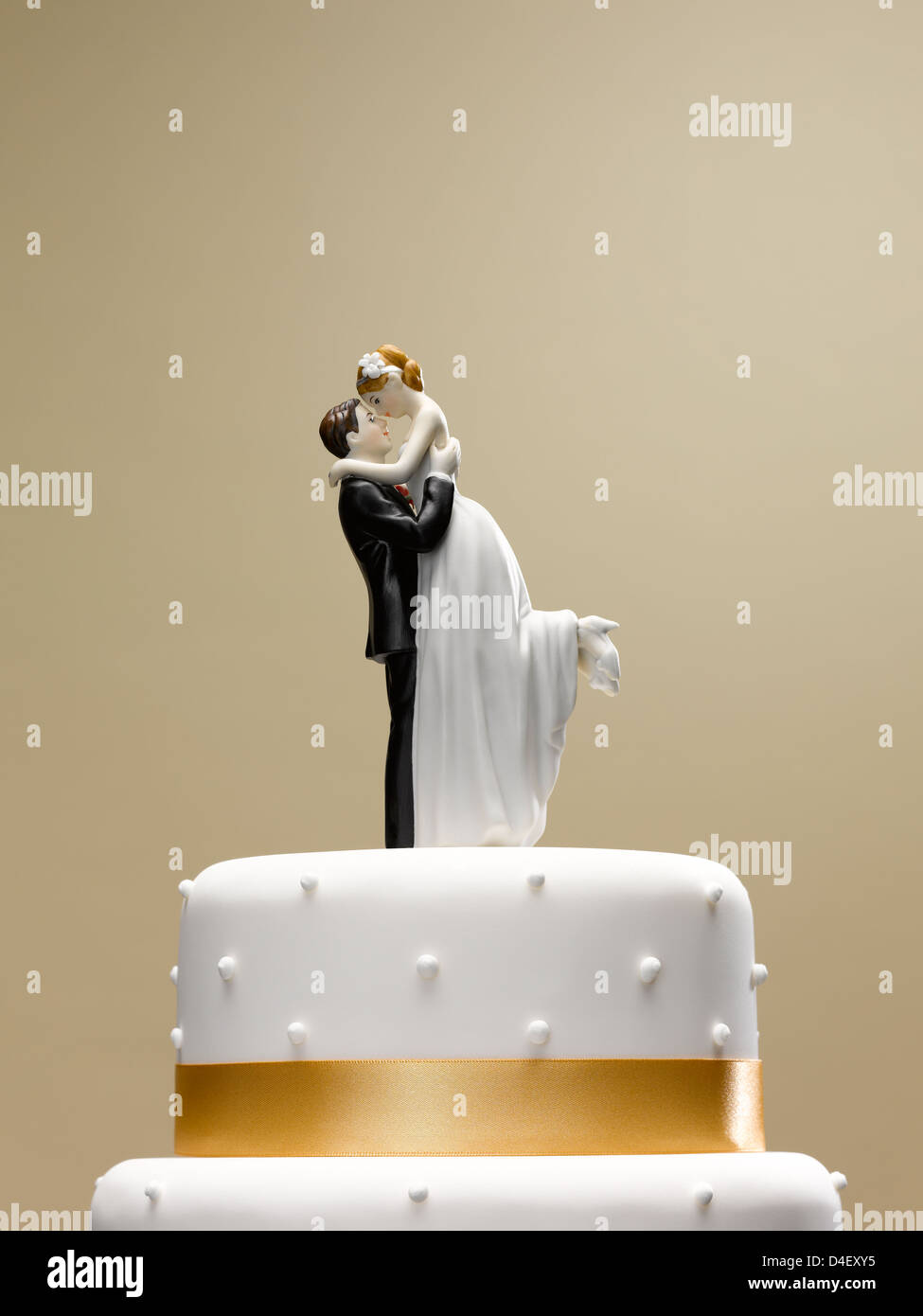 Braut und Bräutigam Topper auf Hochzeitstorte Stockfoto