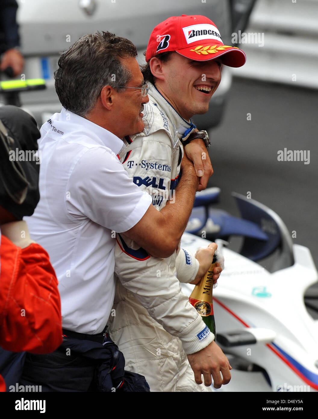 BMW Motorsport Direktor Dr. Mario Theissen (L) gratuliert seinem polnischen Formel1-Fahrer Robert Kubica BMW Sauber Sauber als Vizemeister in der Formel 1 Grand Prix von Monaco in Monte Carlo, Monaco, 25. Mai 2008. Foto: Gero Breloer Stockfoto