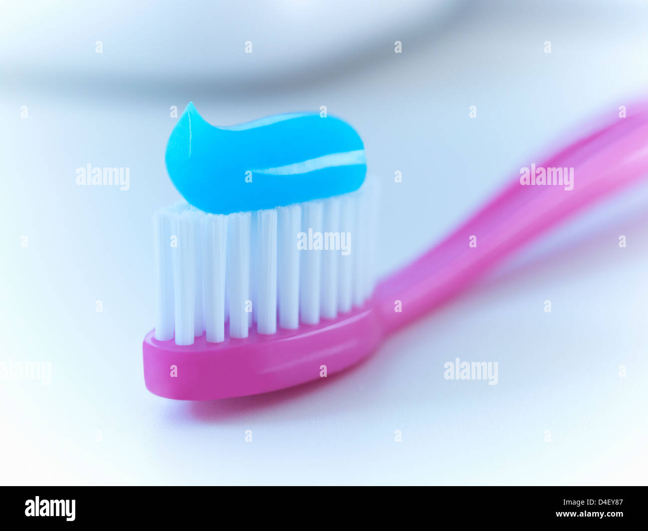 Nahaufnahme von Zahnbürste mit Zahnpasta Stockfoto