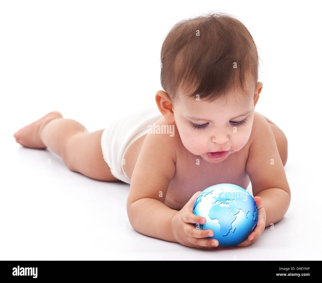 Kleines Baby hält kleine Weltkugel in den Händen. Isoliert auf weißem Hintergrund. Stockfoto