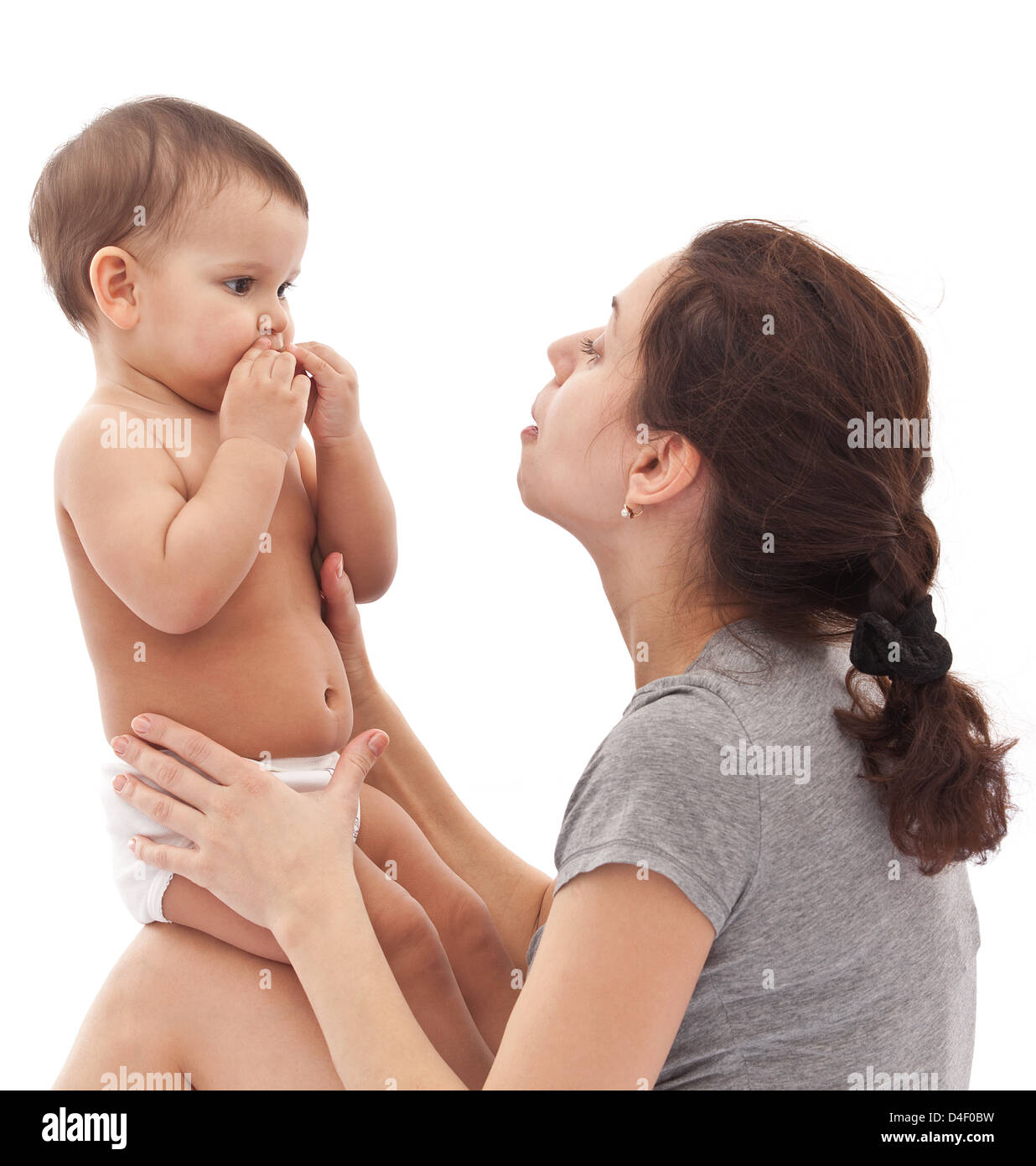 Baby suchen sorgfältig auf ihre Mutter. Stockfoto