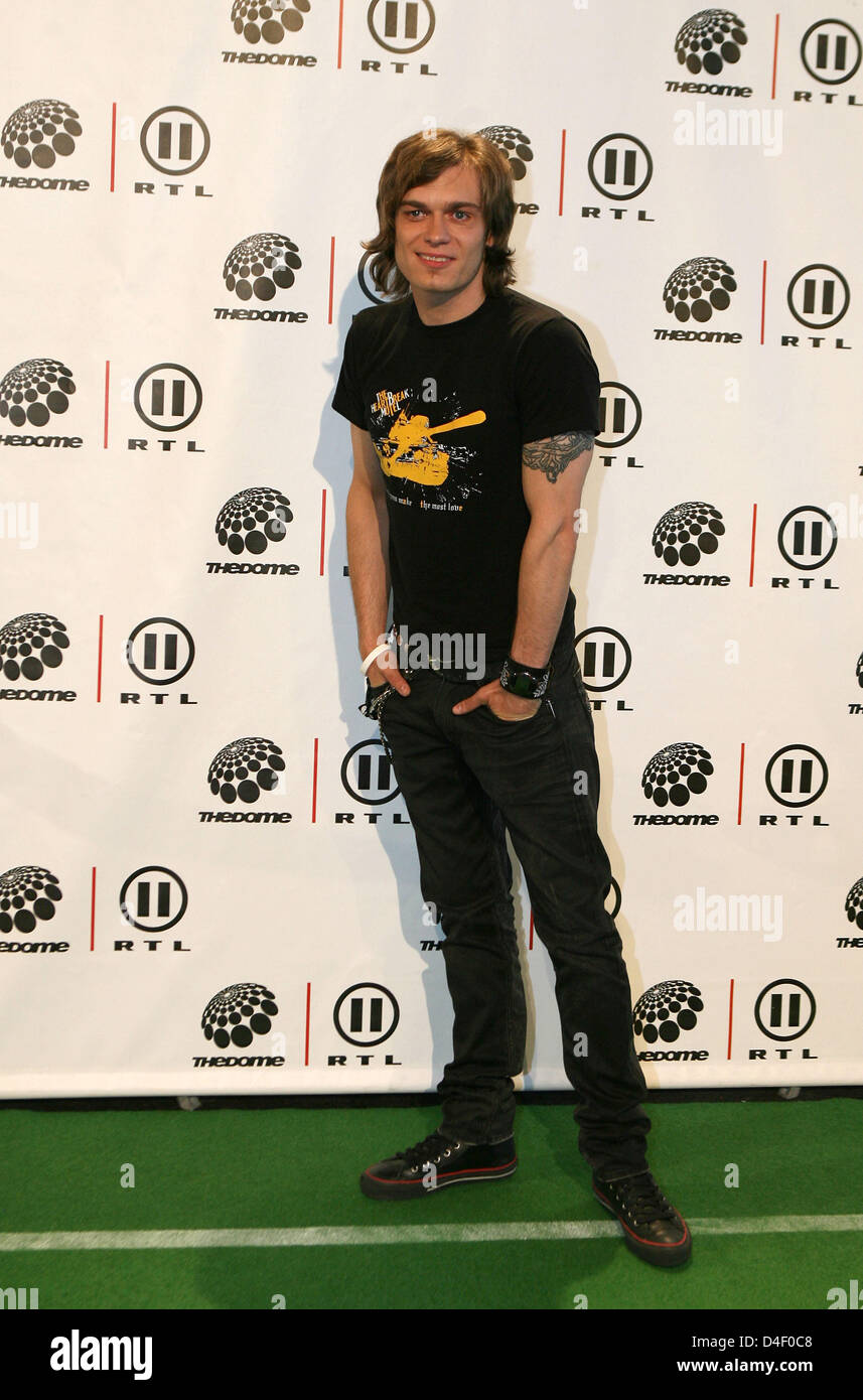 Thomas Godoj-Gewinner der letzten deutschen Ausgabe von "Pop Idol" kommt für die Chart-Show "The Dome" in Bremen, Deutschland, 30. Mai 2008. Fernsehsender RTLII veranstaltete seine 46. Ausgabe der Show, wo 15 internationalen Musikgruppen aus verschiedenen Genres für Chart-Positionen konkurrierten. Foto: CARMEN JASPERSON Stockfoto