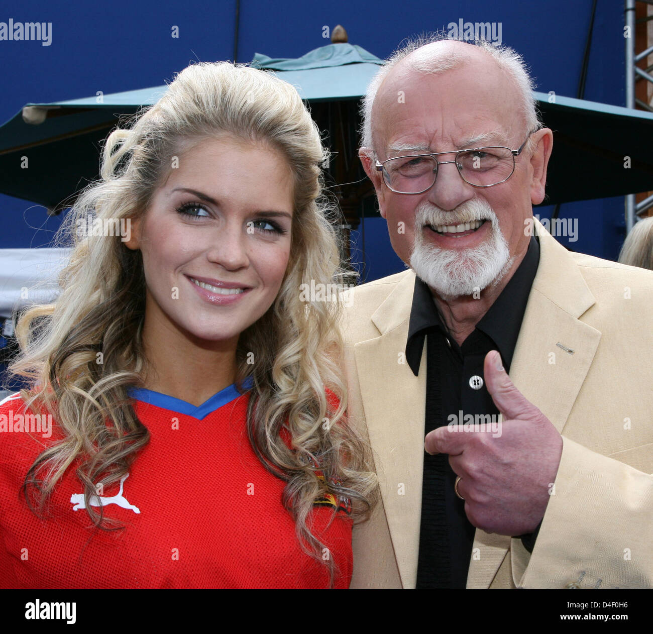 Sänger Roger Whittaker Posen mit 'Miss EM' Dominika Huzvarova am TV Music show "Immer Wieder Sonntags" ("Sonntag wieder") im Europapark in Rust, Deutschland, 1. Juni 2008. Deutschen öffentlich-rechtlichen Sender ARD produziert zwölf Episoden der Show. Foto: Patrick Seeger Stockfoto