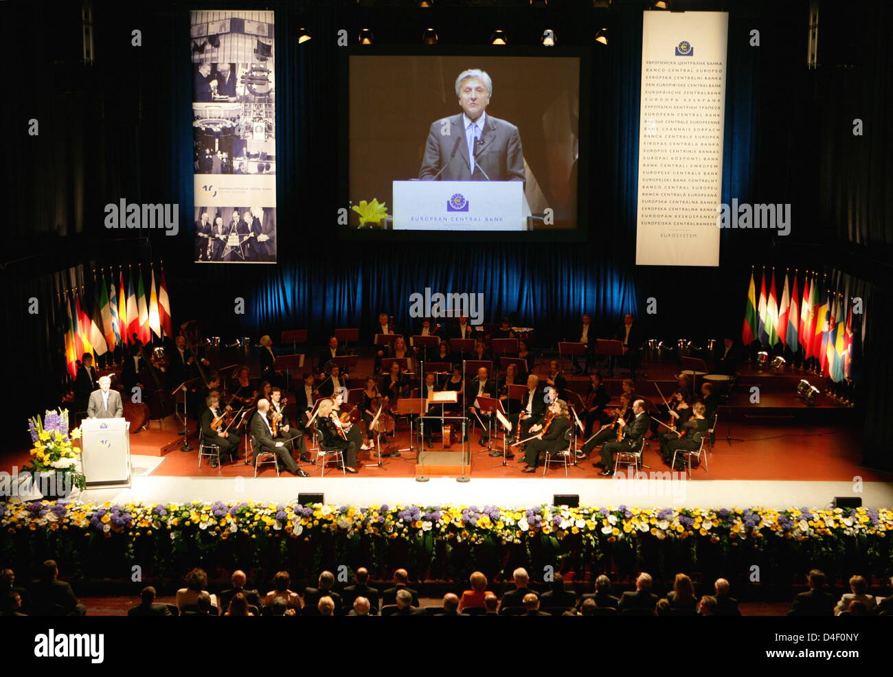 Der Präsident der Europäischen Zentralbank (EZB) Jean-Claude Trichet hält eine Rede während der feierlichen Akt der 10. Jahrestag der EZB in der "alten Oper" in Frankfurt Main, Deutschland, 2. Juni 2008. Die EZB wurde am 1. Juni 1998 gegründet. Foto: ARNE DEDERT Stockfoto