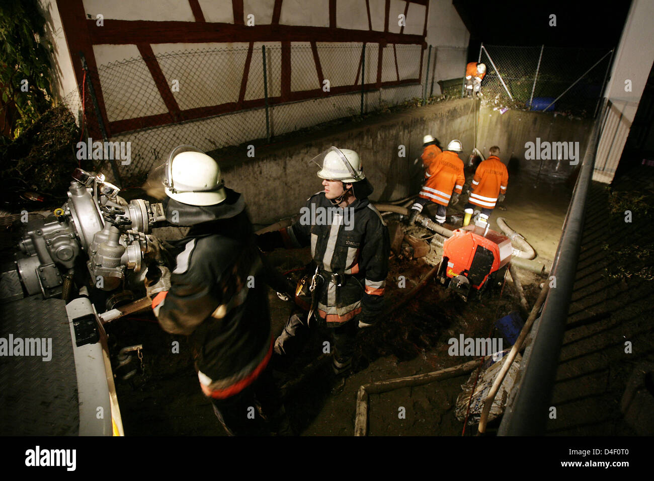 Feuerwehr Abpumpen von Wasser in Jungingen, Deutschland, 3. Juni 2008. Zwei Menschen starben, als schwere Gewitter streiften über Baden-Württemberg in der Nacht. Firebrigade und Bundesamt für technische Hilfe (THW) Staf Spemnt Stunden Menschen gerettet gesperrt Wasser, wenn Autos weggespült wurden und Straßen überflutet wurden. Foto: Marijan Murat Stockfoto