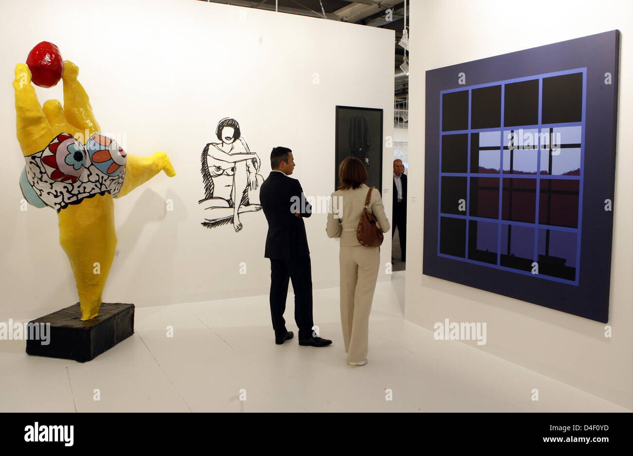 Besucher auf der Art fair Art 39 Basel Auge Werke von Niki de Saint Phalle, Tom Wesselmann Und Ben Willikens auf dem Messestand der Galerie Hans Mayer in Basel, Schweiz, 2. Juni 2008. Die Kunstmesse Art 39 Basel läuft von 04 bis 08 Juni. Foto: Rolf Haid Stockfoto