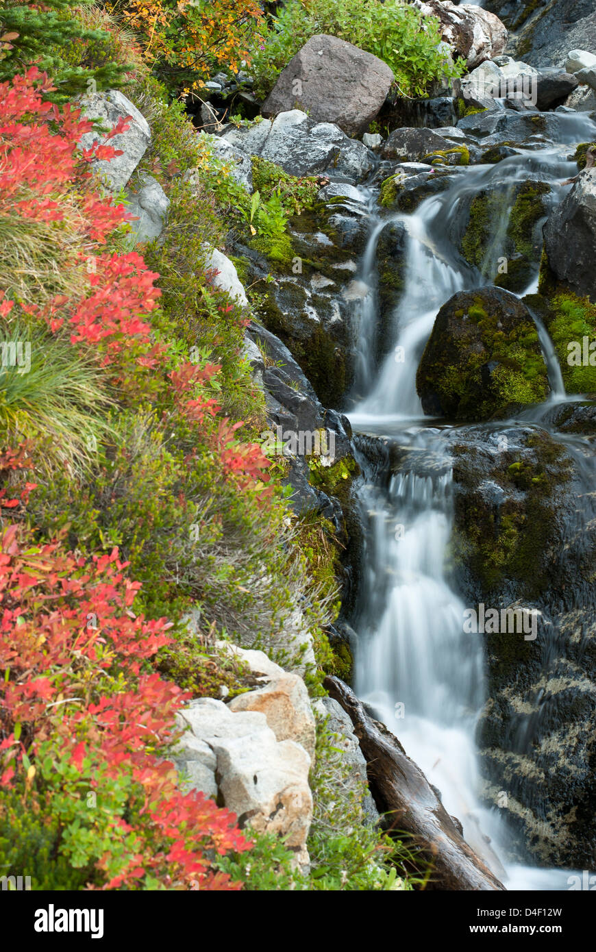 Wasserfall Rauschen über felsigen Hügel Stockfoto