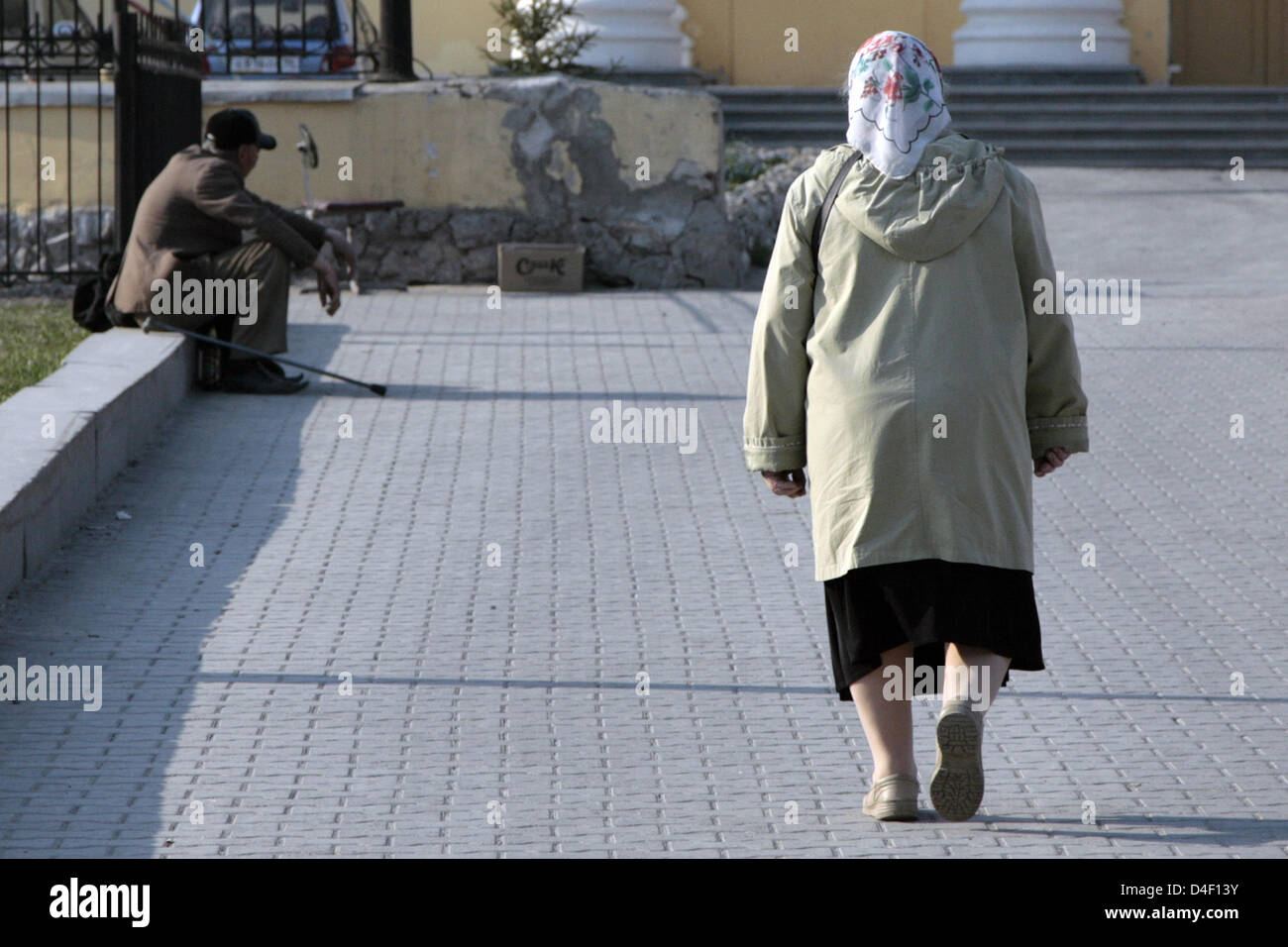 Eine Frau führt einen Bettler in Jekaterinburg, Russland, 13. Mai 2008. Foto: Arno Burgi Stockfoto