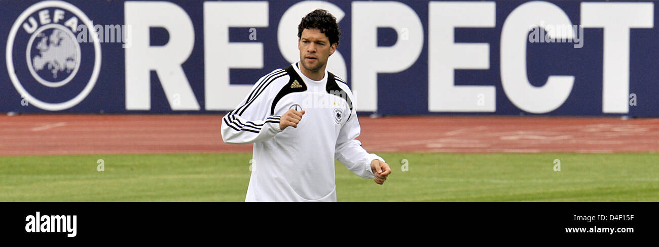 Deutschlands Michael Ballack in Aktion während einer Trainingseinheit der deutschen Nationalmannschaft in Tenero in der Nähe von Locarno, Schweiz, 4. Juni 2008 gezeigt. Das Team bereitet sich auf die kommende Euro-2008. Foto: PETER KNEFFEL Stockfoto