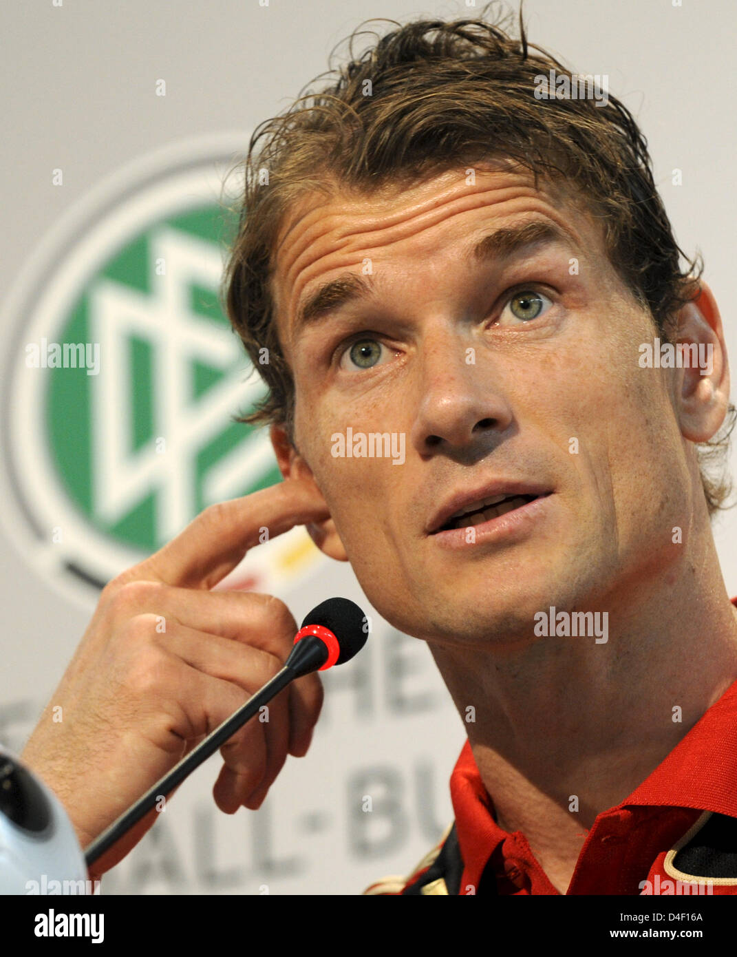 Deutschlands Torwart Jens Lehmann macht eine Geste im Rahmen einer Pressekonferenz der deutschen Nationalmannschaft in Tenero in der Nähe von Locarno, Schweiz, 4. Juni 2008. Das Team bereitet sich auf die kommende Euro-2008. Foto: PETER KNEFFEL Stockfoto