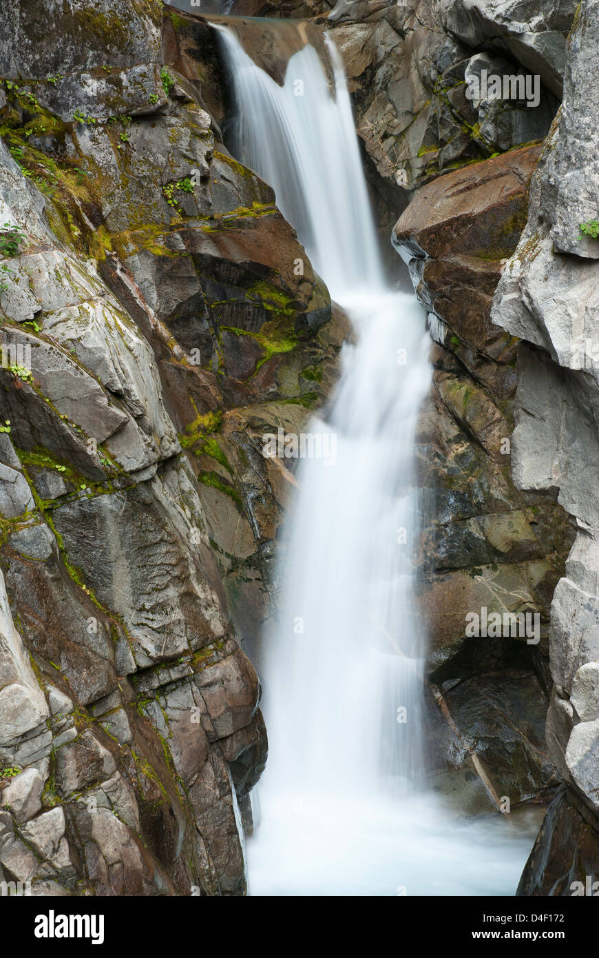 Wasserfall auf felsigen Hügel Stockfoto