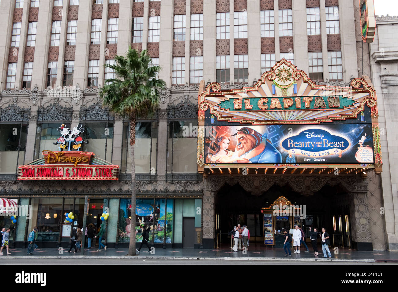 Los Angeles, Kalifornien, ist Disney, Restaurant und den El Capitan Theatre auf dem Hollywood Boulevard Stockfoto
