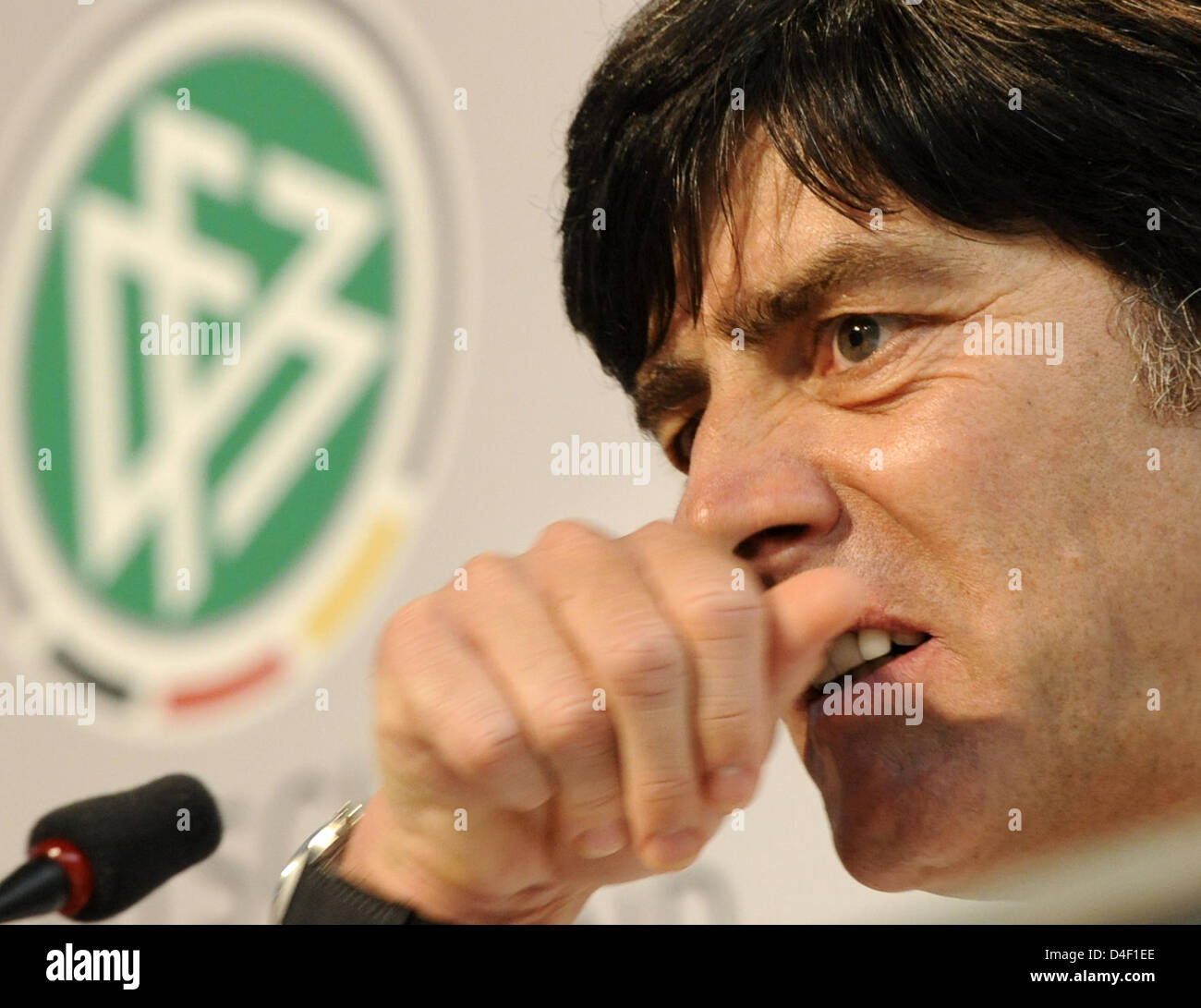 Trainer der deutschen Nationalmannschaft, Joachim Loew, spricht zu den Medien während einer Pressekonferenz in Tenero in der Nähe von Locarno, Schweiz, 5. Juni 2008. Team Germany bereitet sich auf die kommende UEFA EURO 2008. Foto: PETER KNEFFEL Stockfoto