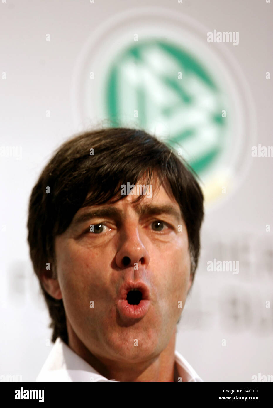 Trainer der deutschen Nationalmannschaft, Joachim Loew, spricht zu den Medien während einer Pressekonferenz in Tenero in der Nähe von Locarno, Schweiz, 5. Juni 2008. Team Germany bereitet sich auf die kommende UEFA EURO 2008. Foto: OLIVER BERG Stockfoto