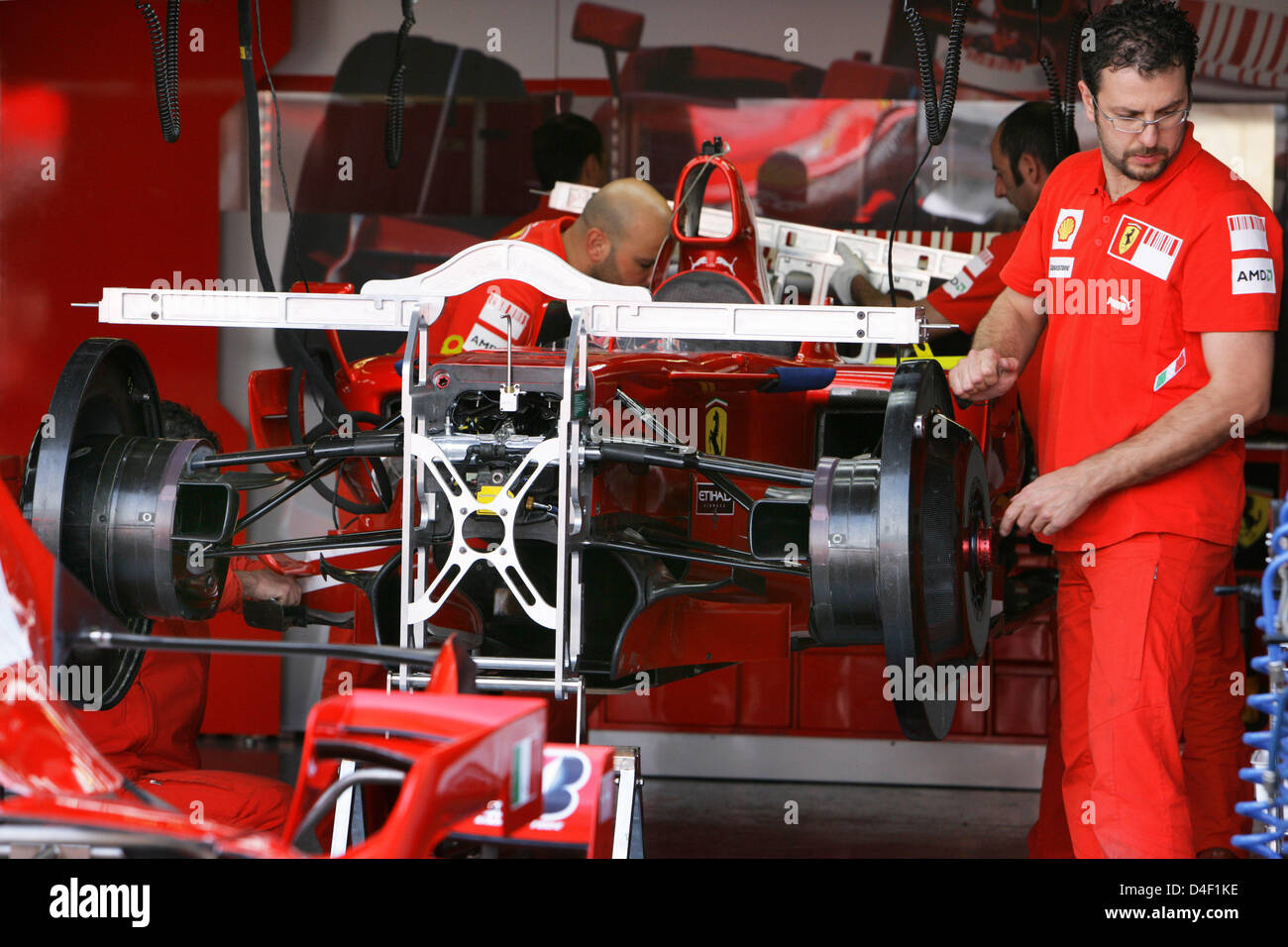 Ein Mechaniker der Scuderia Ferrari arbeitet an den Rennwagen des  finnischen Formel-1-Fahrer Kimi Räikkönen auf dem Circuit Gilles Villeneuve  in Montreal, Kanada, 5. Juni 2008. Die Formel 1 Grand Prix von Kanada
