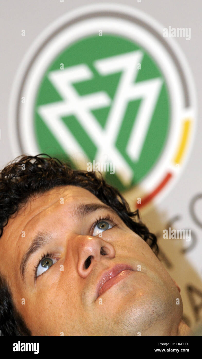 Kapitän Michael Ballack auf der Pressekonferenz der deutschen Fußball-Nationalmannschaft in Tenero in der Nähe von Locarno, Schweiz, 06, Juni 2008. Foto: Peter Kneffel Dpa +++ ### #dpa### +++ Stockfoto