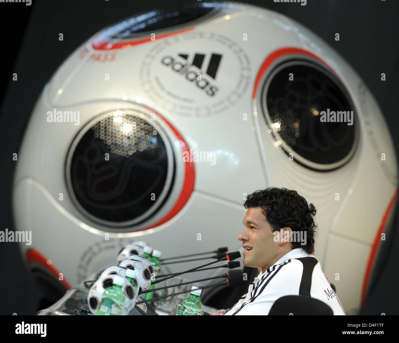 Deutschen Kapitän Michael Ballack sitzt vor einem riesigen Fußball während der Pressekonferenz des deutschen Fußball-Nationalmannschaft in Tenero in der Nähe von Locarno, Schweiz, 06, Juni 2008. Foto: Peter Kneffel Dpa +++ ### #dpa### +++ Stockfoto