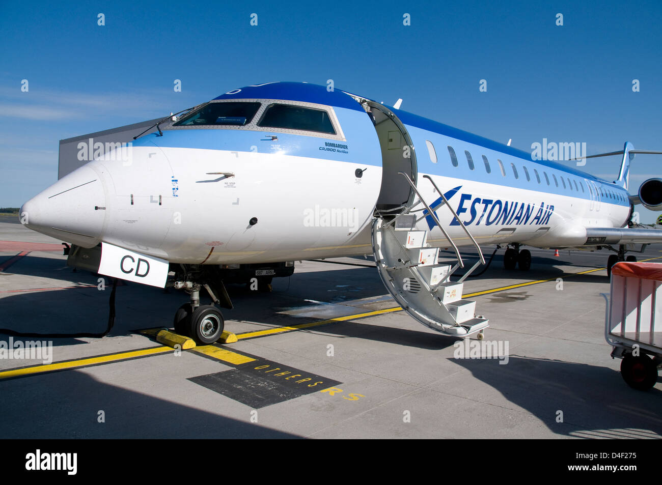 Ein estnischer Air Bombardier CRJ900 NextGen am Flughafen Tallinn, Estland, den baltischen Staaten Stockfoto