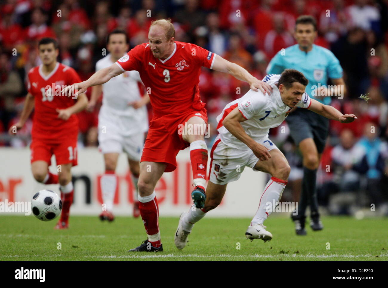 Ludovic Magnin (L) der Schweiz wetteifert mit Libor Sionko der Tschechischen Republik während der EURO 2008 Runde Vorrundengruppe ein Match in Basel, Schweiz, 7. Juni 2008. Foto: Oliver Berg Dpa + Bitte beachten Sie die UEFA Einschränkungen insbesondere in Bezug auf Dia-Shows und "No Mobile Services" + +++ ### #dpa### +++ Stockfoto