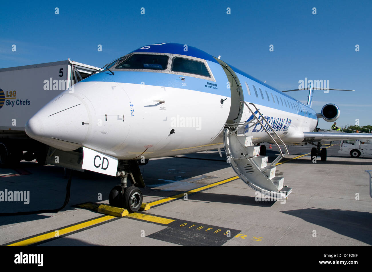 Ein estnischer Air Bombardier CRJ900 NextGen am Flughafen Tallinn, Estland, den baltischen Staaten Stockfoto