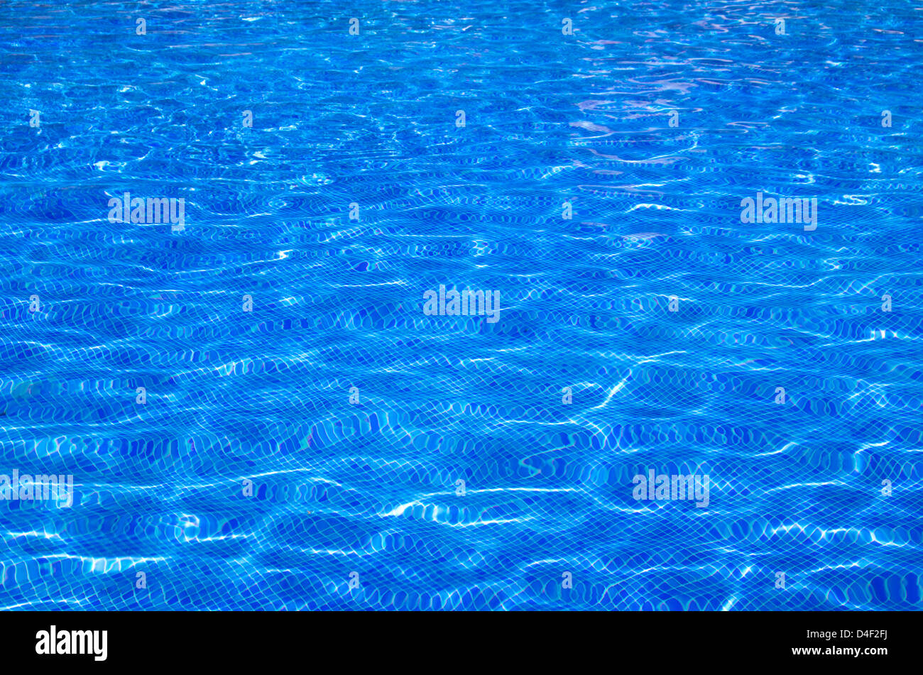 Blauen Poolwasser mit Sonnenreflektionen Stockfoto