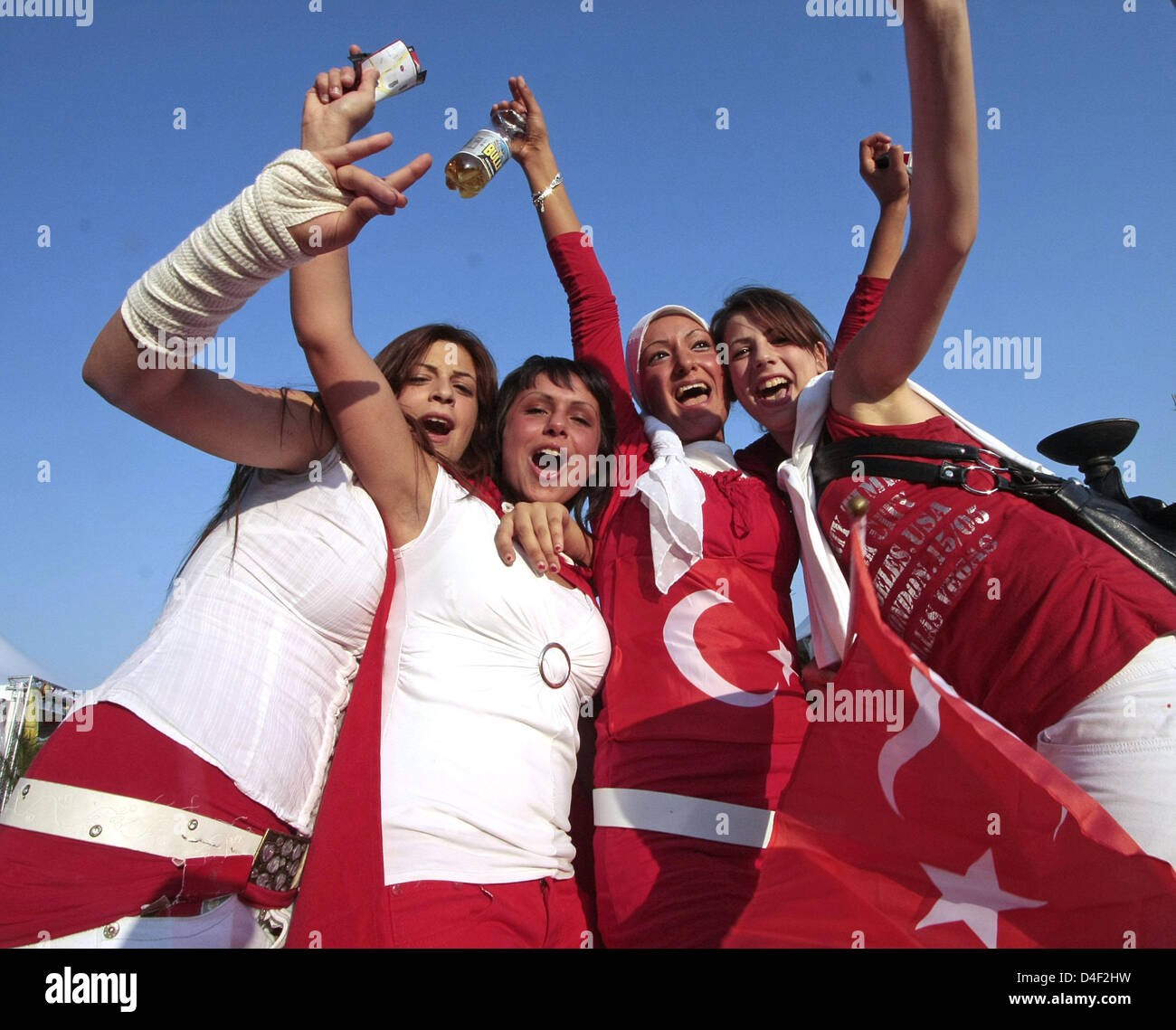 Türkische Fans jubeln für ihr Team, wie sie die Euro 2008 Türkei Vs Portugal an public-Viewing Heiligengeistfeld in Hamburg, Deutschland, 7. Juni 2008 entsprechen zu sehen. Tausende Fans kamen die Eröffnung Spiele am Heiligengeistfeld zu sehen. Foto: Ulrich Perrey Stockfoto