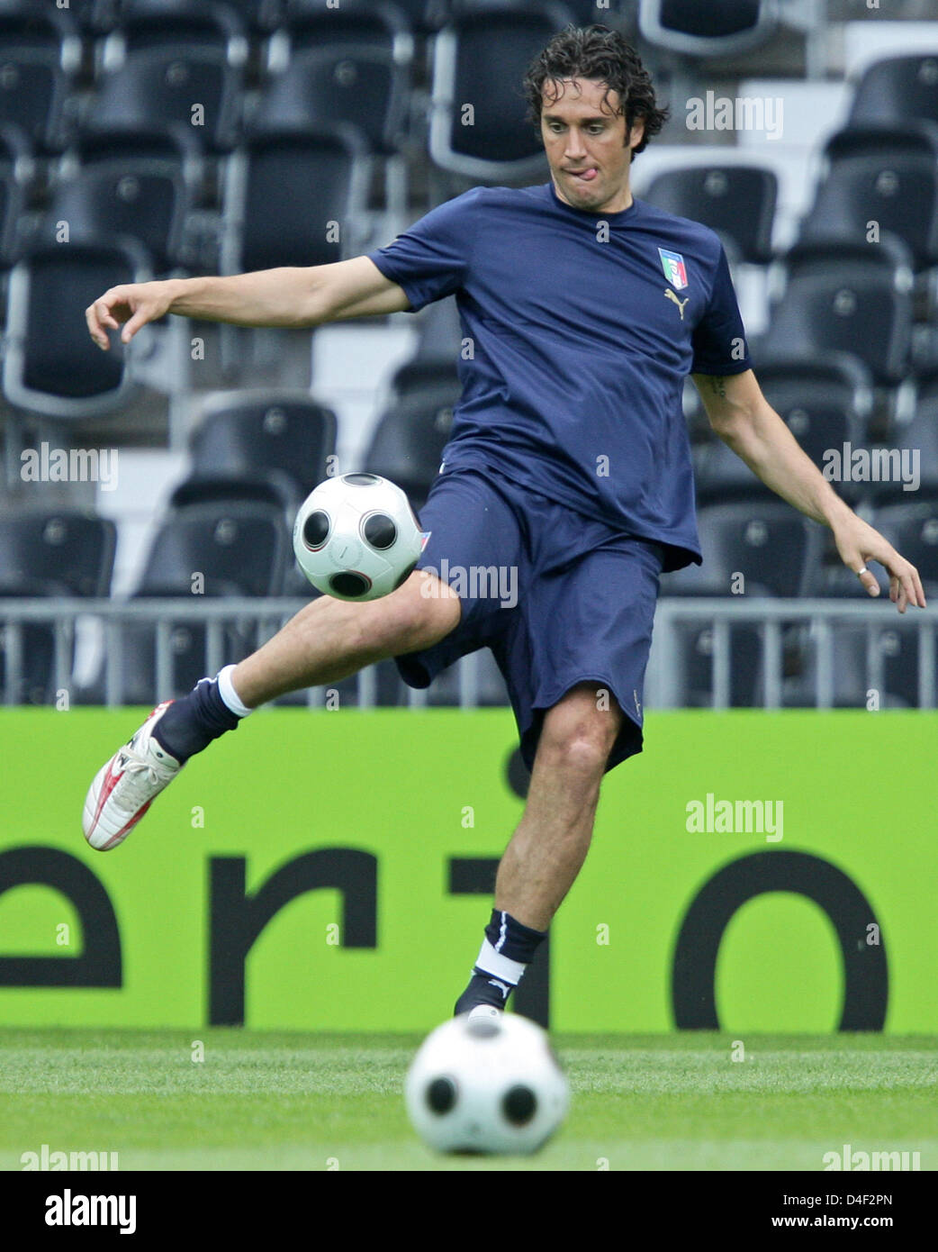 Italiens Nationalspieler Luca Toni während des Trainings in Bern, Stade de Suisse Wankdorf, Schweiz, 8. Juni 2008. Italien spielt gegen Holland in ihrem Spiel der Euro 2008-Gruppe C in Bern, Schweiz 8. Juni 2008. Foto: Ronald Wittek Dpa + Bitte beachten Sie die UEFA Einschränkungen besonders in Bezug auf Dia-Shows und "No Mobile Services" +++ ### #dpa### +++ Stockfoto