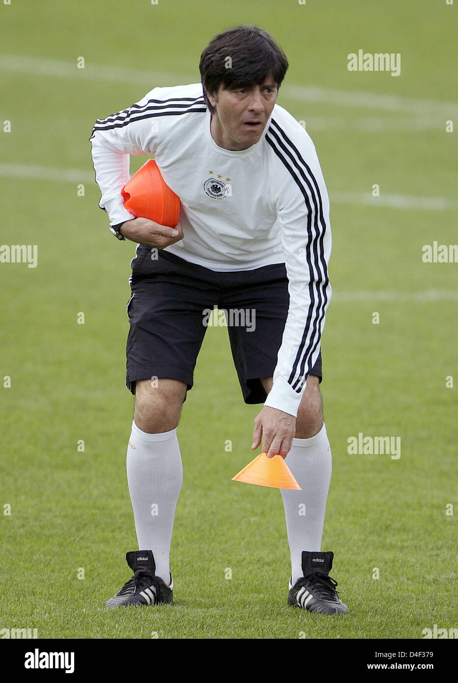 Deutschlands Trainer Joachim Löw Ets positionieren Marken während einer Trainingseinheit der deutschen Fußball-Nationalmannschaft in Tenero in der Nähe von Locarno, Schweiz, 9. Juni 2008. Foto: Oliver Berg Dpa +++ ### #dpa### +++ Stockfoto