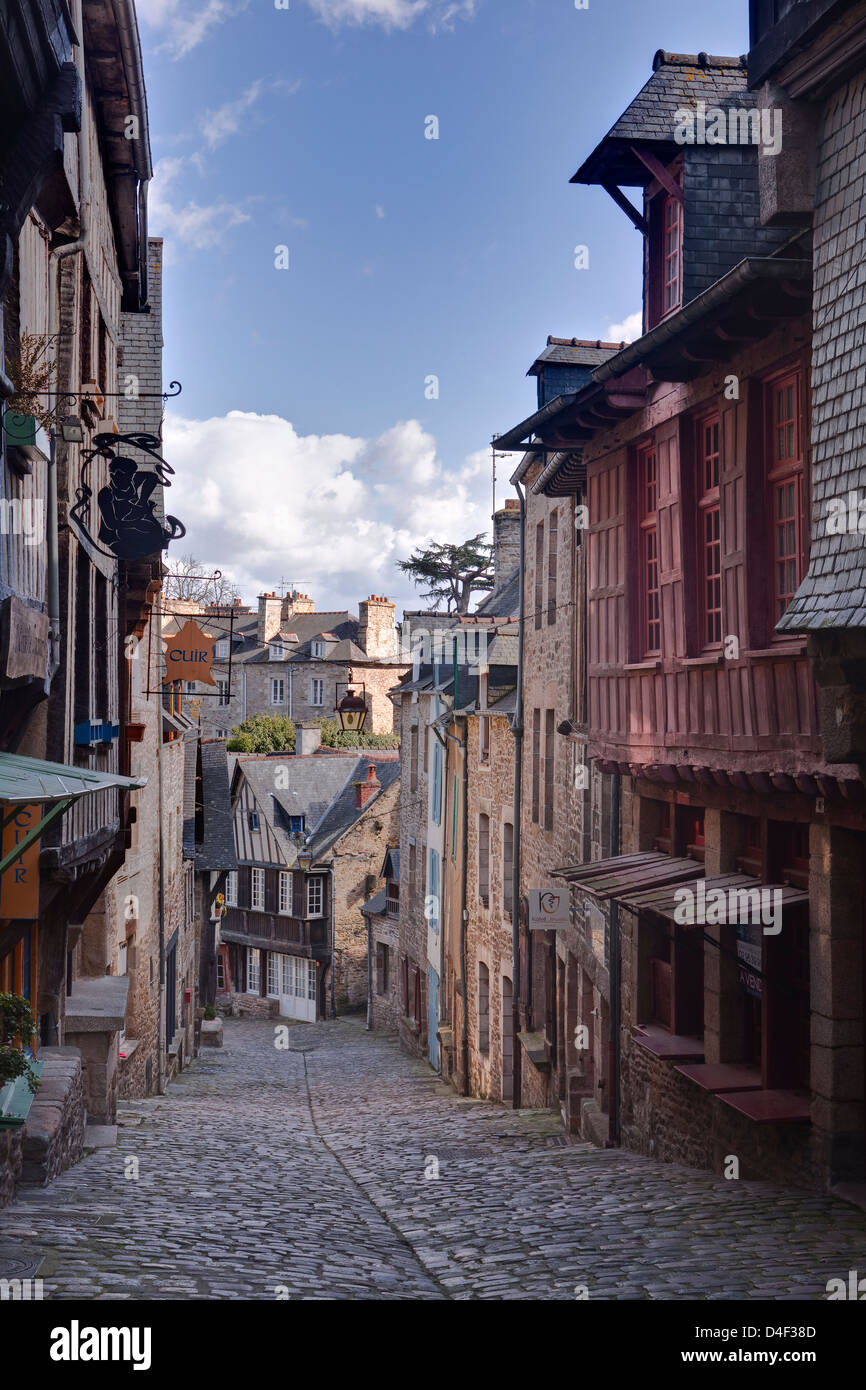 Die gepflasterten Straßen von Dinan in Bretagne, Frankreich. Stockfoto