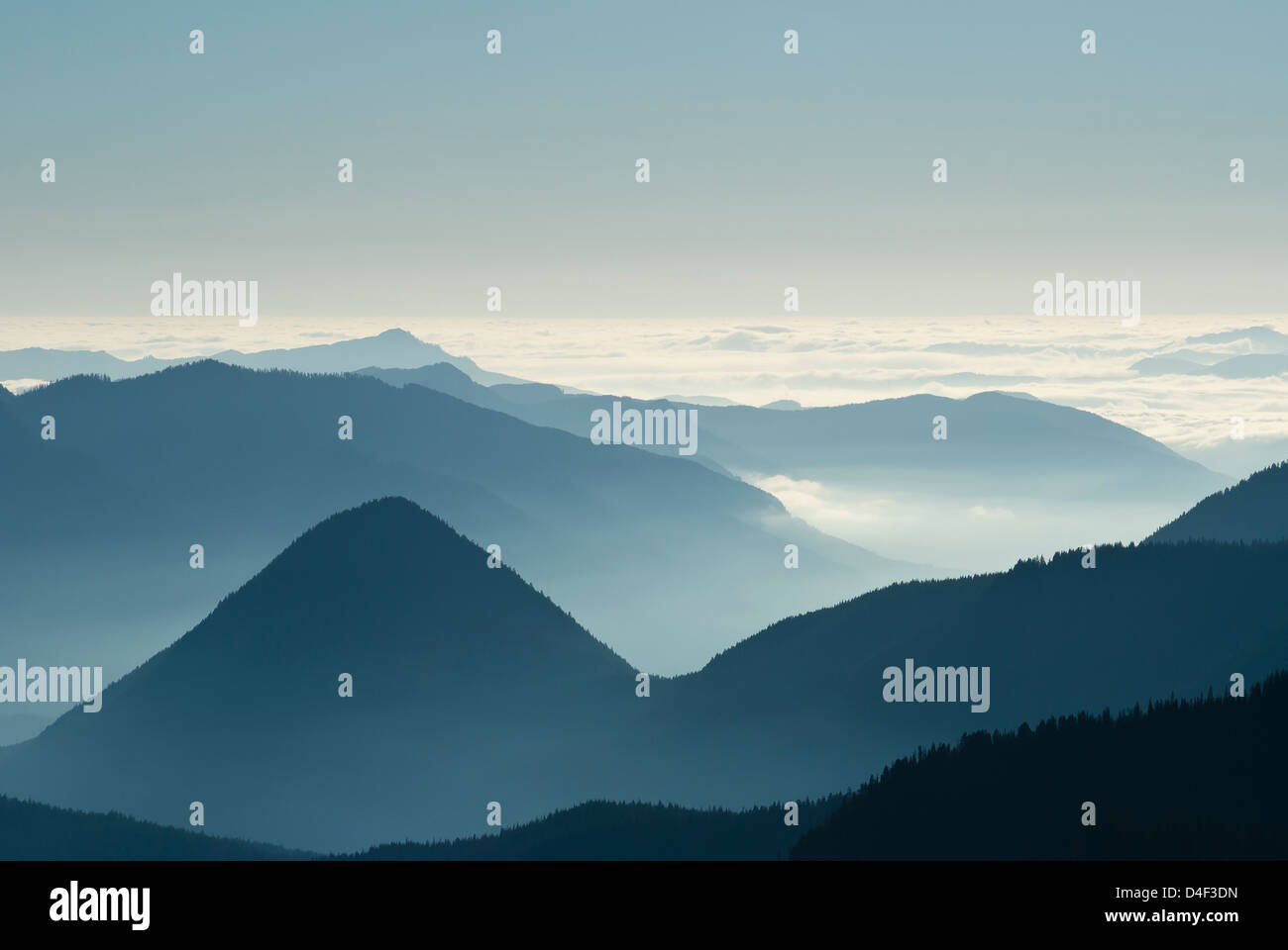 Luftaufnahme von Berggipfeln über den Wolken Stockfoto