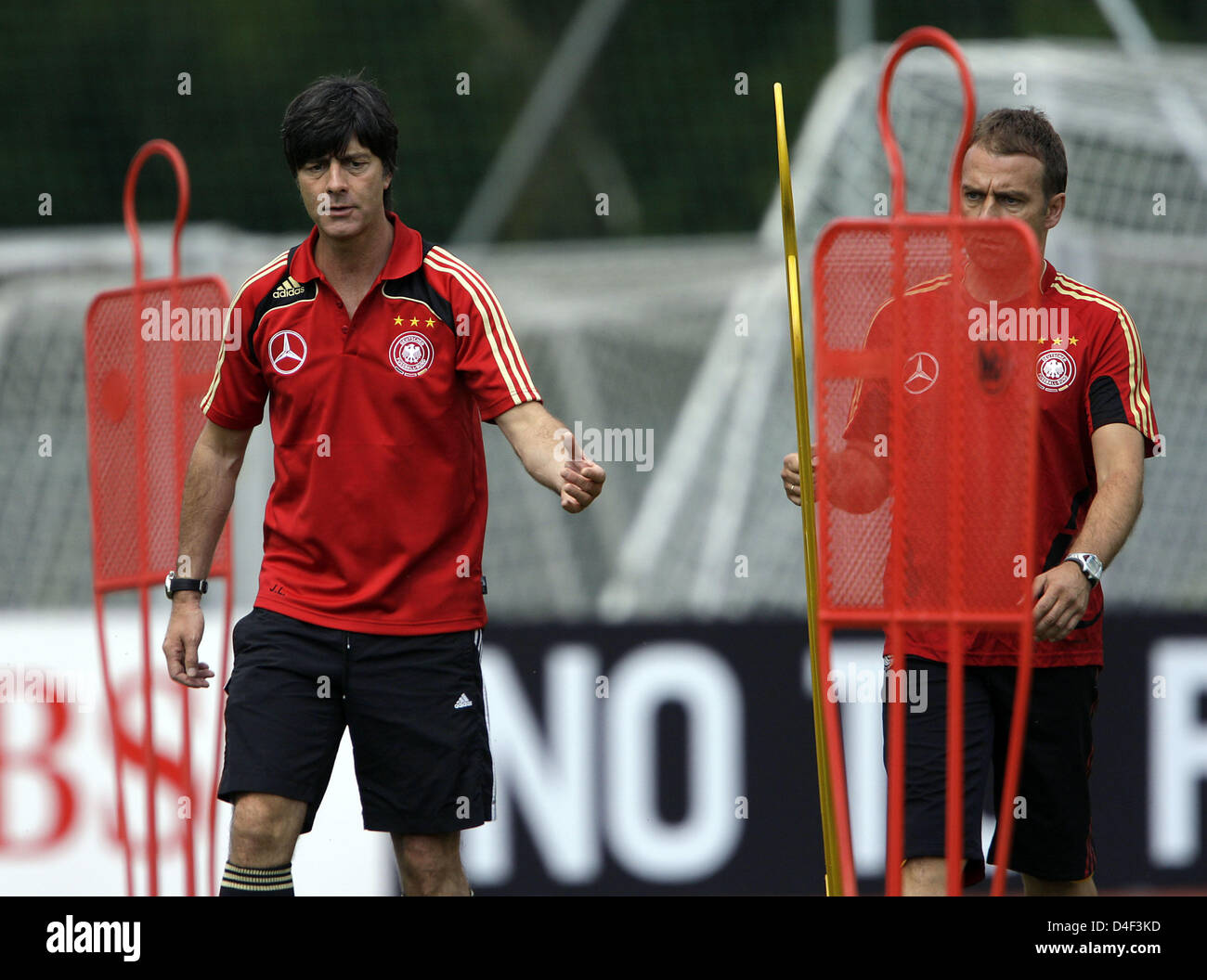 Deutschlands Trainer Joachim Löw und Assistentin Hansi Flick (r) während einer Trainingseinheit der deutschen Fußball-Nationalmannschaft in Tenero in der Nähe von Locarno, Schweiz, 10. Juni 2008. Foto: Oliver Berg Dpa +++ ### #dpa### +++ Stockfoto