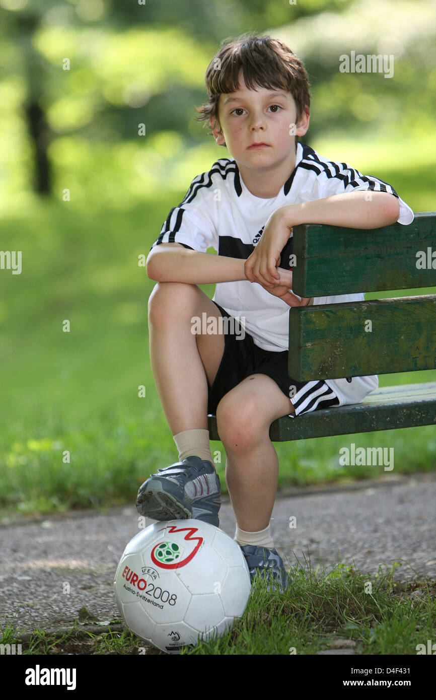 Sieben-jährige Felix Prengel posiert mit einem Fußball in München, 9. Juni 2008. Felix hat gesungen "Fußball, Fußball, was wäre schöner als Fußball" für die UEFA EURO 2008 und wurde von deutschen Musikmanager Thomas M. Stein unterzeichnet. Die Single erscheint am 20. Juni 2008, es hat bereits im Internet veröffentlicht worden. Foto: Ursula Düren Stockfoto